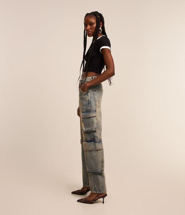 Calça Reta em Jeans Dirty Washed com Bolsos Cargo - 3