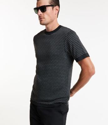 Camiseta com Textura e Estampa Zig Zag