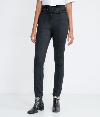 Calça Clochard Texturizada com Cinto de Fivela Redonda Forrada
