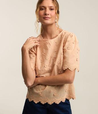 Blusa em Tricoline com Bordado Floral e Acabamento Ondulado