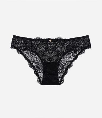 Calcinha Biquíni em Renda Floral com Medalhinha Frontal