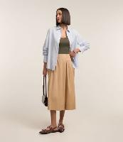 Calça Pantacourt Ampla em Tricoline com Bolsos Grandes Laterais - 1