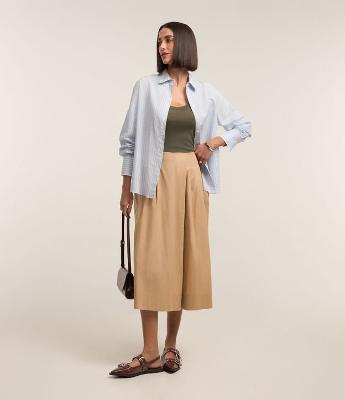 Calça Pantacourt Ampla em Tricoline com Bolsos Grandes Laterais