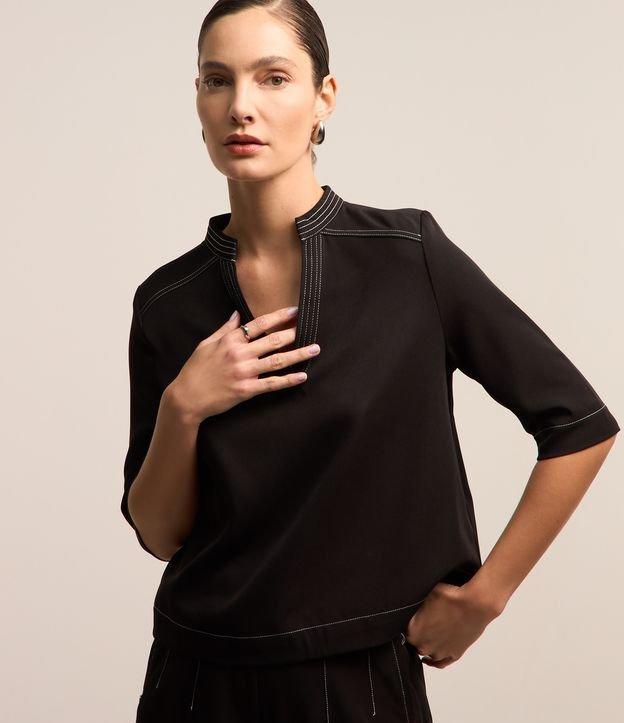 Blusa em Crepe com Detalhes de Pespontos Contrastantes - 1