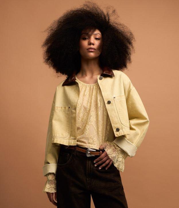 Jaqueta Cropped em Sarja Dirty Washed com Gola Contrastante - 2