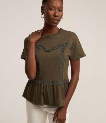 Blusa em Algodão com Babado na Barra e Detalhes Rendados