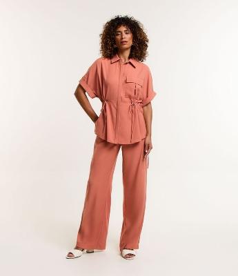 Calça Reta em Crepe com Amarração no Cós