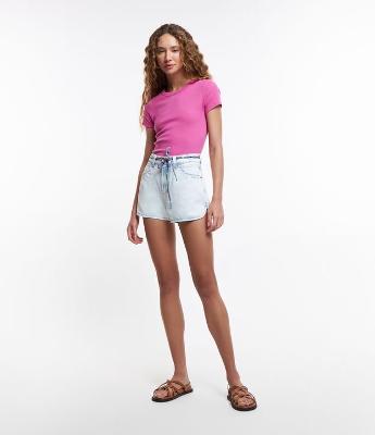 Short Cintura Alta em Jeans com Amarração e Detalhes Contrastantes