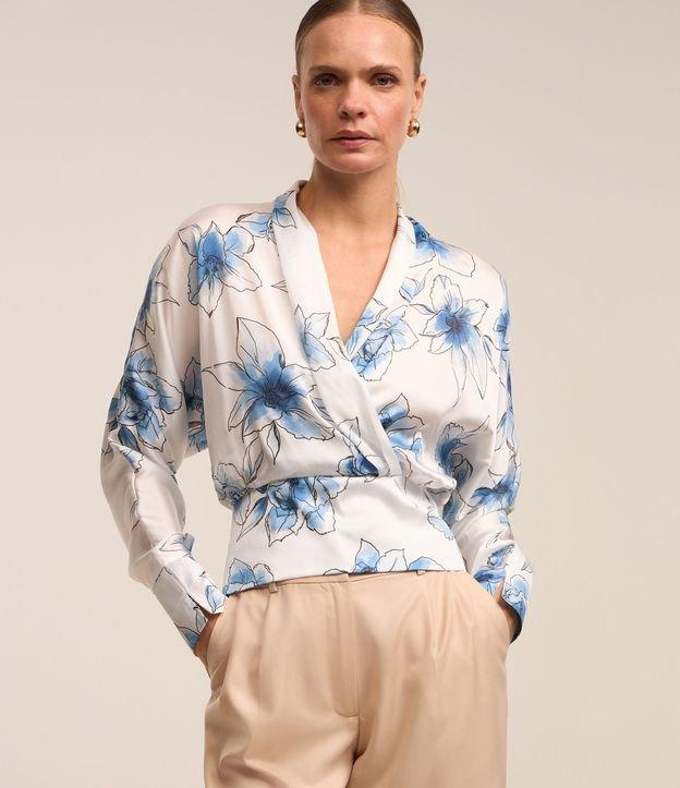 Camisa em Tecido Acetinado com Transpasse e Estampa Floral - 2