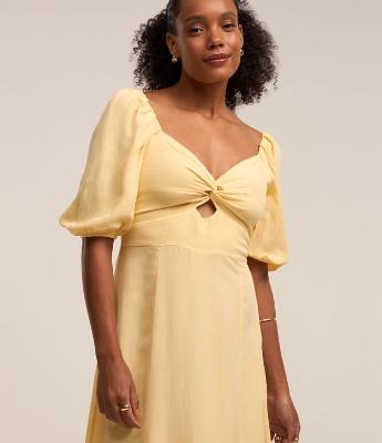 Vestido Midi em Viscolinho com Decote Torcido e Manga Bufante