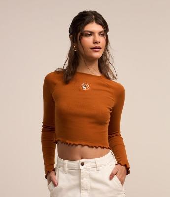Blusa Cropped com Cava Deslocada e Bordado de Croissant