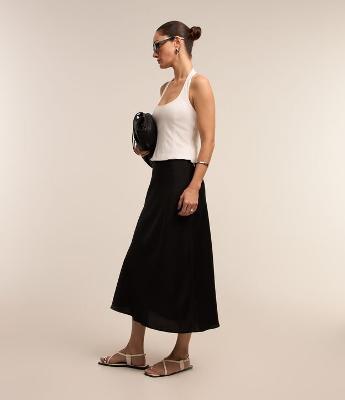 Saia Midi Evasê em Tecido Acetinado