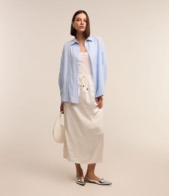 Saia Midi em Tecido Acetinado com Fenda Laterais Detalhadas em Renda