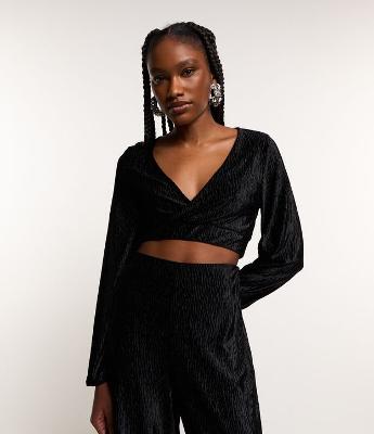 Blusa Cropped em Veludo Plissado com Decote V Transpassado