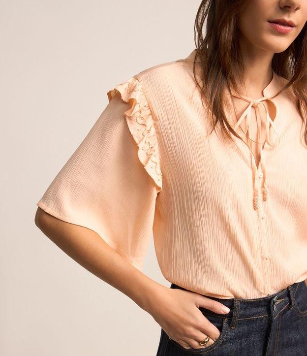 Blusa em Chiffon com Amarração na Gola e Babados no Ombro - 1
