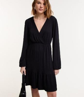 Vestido Curto Texturizado com Decote Transpassado