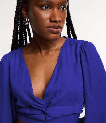 Blusa Cropped em Chiffon com Decote Torcido e Mangas Bufantes