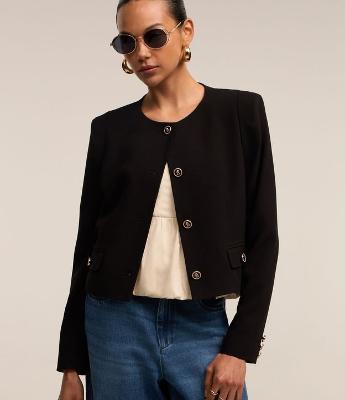 Casaqueto em Crepe com Abotoamento em Botões Diferenciados