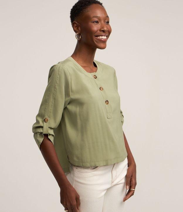 Blusa em Viscose com Abotoamento na Gola - 1