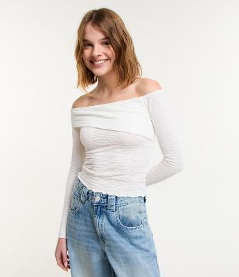 Blusa Texturizada com Decote Assimétrico e Barra de Ondinha