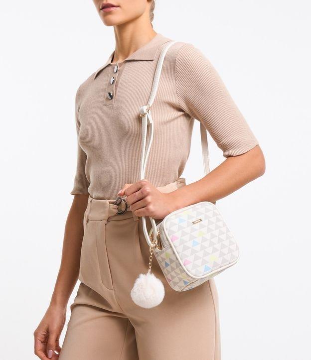 Bolsa Transversal Pequena com Estampa de Triângulo e Pompom - 1