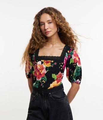 Blusa Cropped em Viscose com Detalhes em Renda e Estampa Floral