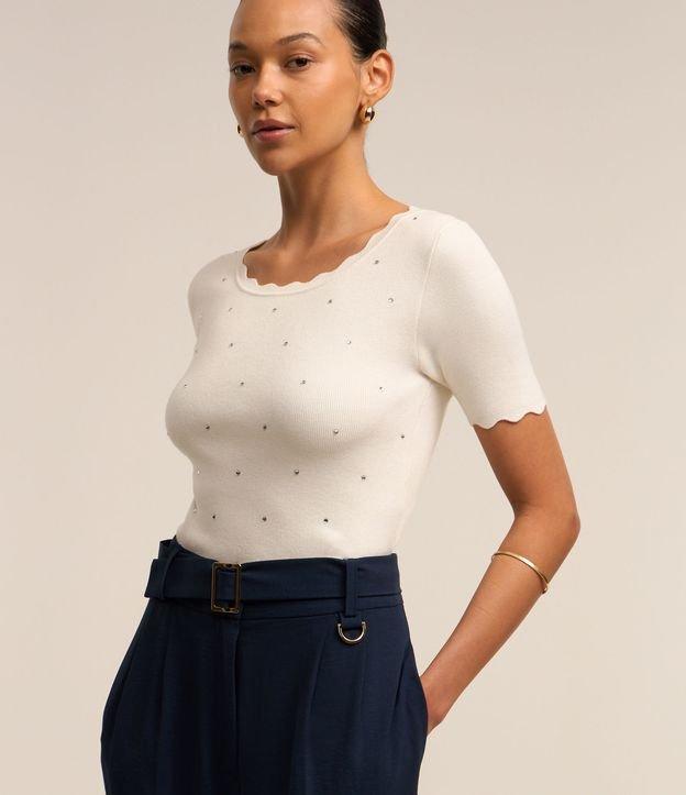 Blusa T-shirt em Tricô com Aplicações e Acabamento Ondulado - 1