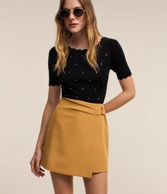 Blusa T-shirt em Tricô com Aplicações e Acabamento Ondulado