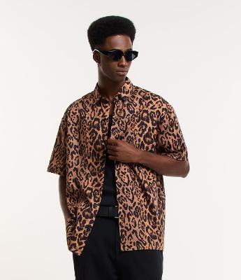 Camisa em Viscose com Estampa Animal Print Onça
