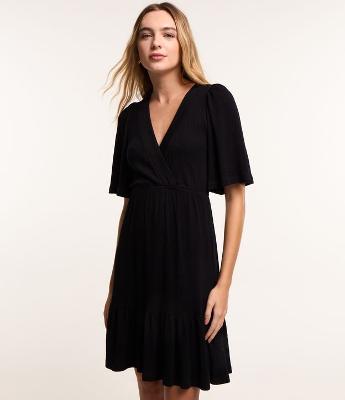 Vestido Curto Texturizado com Decote Transpassado e Babado