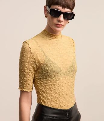 Blusa em Malha Texturizada com Golinha Alta