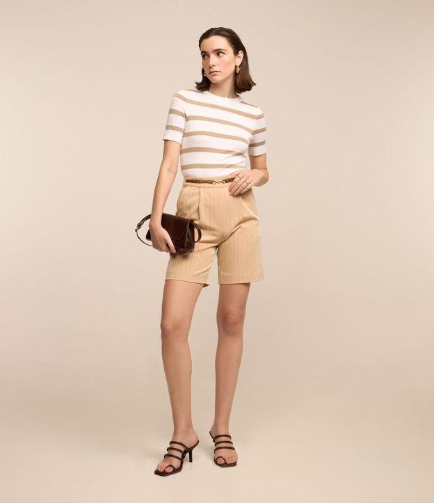 Bermuda Alongada Alfaiatada com Pregas e Estampa Risca de Giz - 3