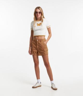 Bermuda Regular em Jeans com Bolso Cargo e Barra Desfeita