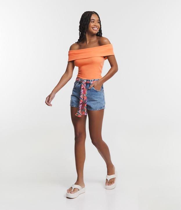 Short em Jeans com Cinto Lenço com Coqueiros Estampados - 1