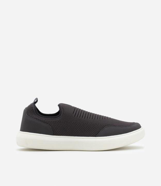 Tênis Slip On em Material Sintético com Recortes - 1