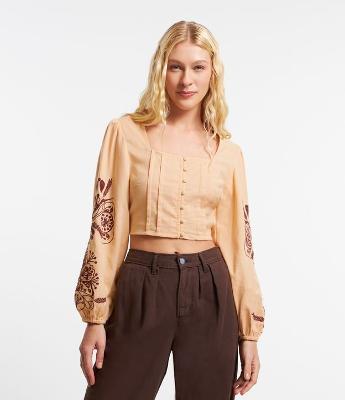 Blusa Curta em Algodão com Linho e Bordado Floral na Manga