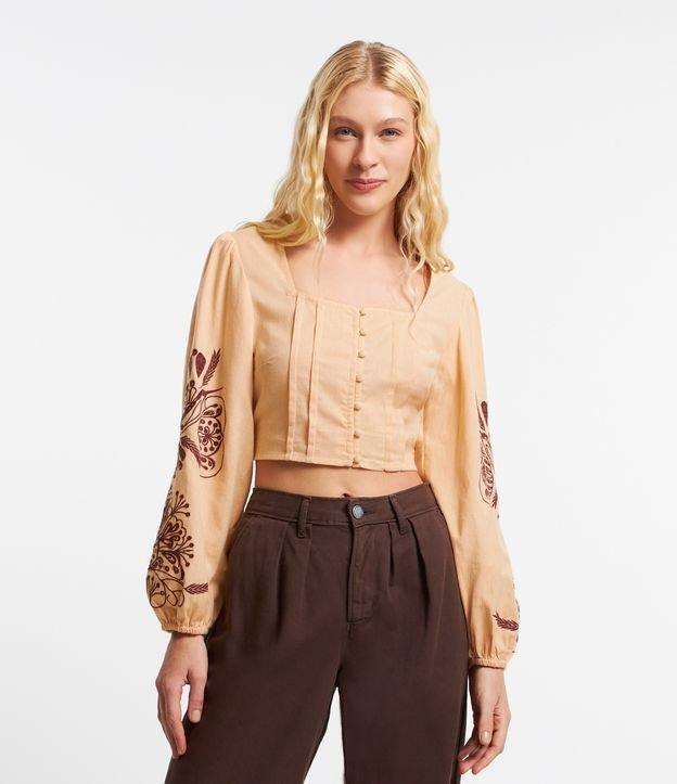 Blusa Curta em Algodão com Linho e Bordado Floral na Manga - 1