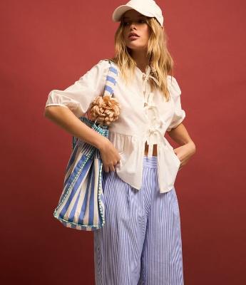 Calça Cenoura em Tricoline com Listras em Fio Tinto e Amarração na Barra