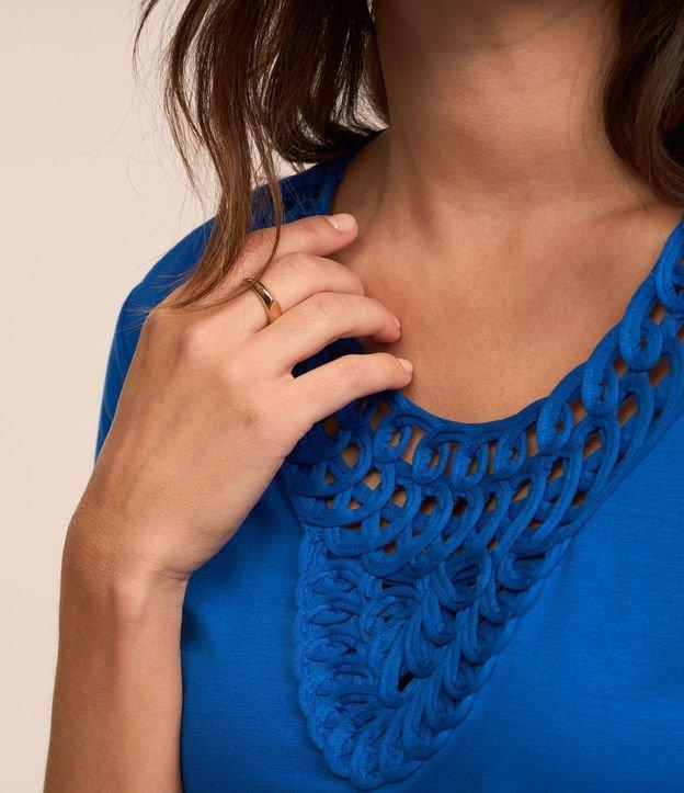 Blusa em Viscose com Detalhe Texturizado na Gola - 2