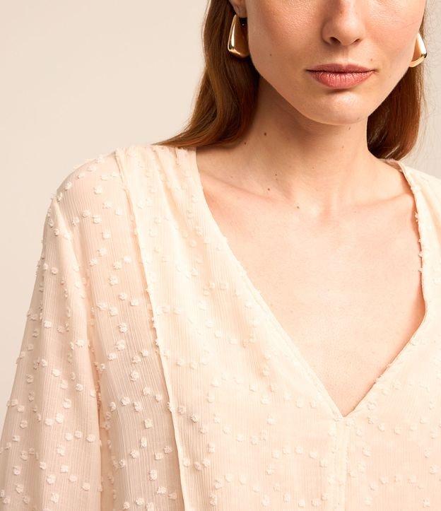 Blusa em Chiffon com Decote V e Texturas - 2