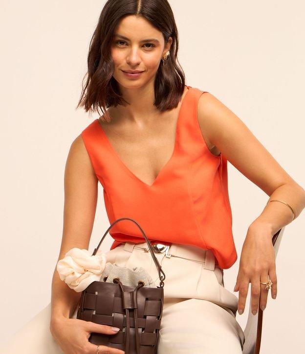 Blusa sem Manga em Crepe com Decote V e Pontas na Barra - 2