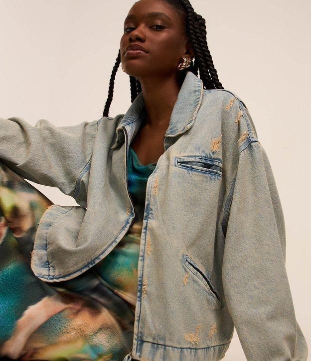 Jaqueta em Jeans Dirty Washed com Bolsos e Puídos - 1