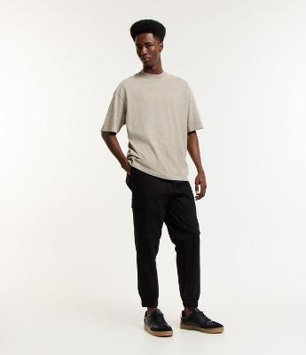 Calça Jogger em Sarja com Bolsos Cargo