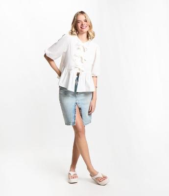 Saia Curta em Jeans Dirty Washed com Fenda