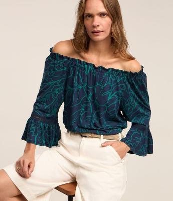 Blusa em Viscose com Detalhe na Manga e Estampa Folhagens