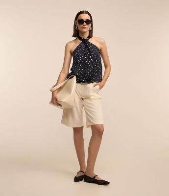 Blusa Frente Única em Tecido Acetinado com Gola Torcida e Estampa Poá