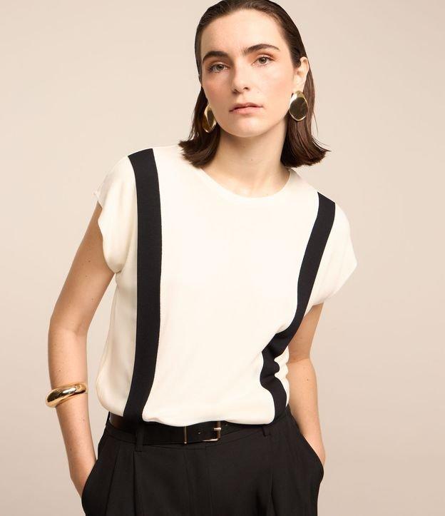 Blusa em Tricô Leve com Detalhe Contrastante - 3