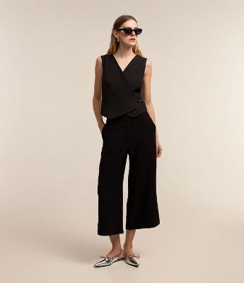 Calça Capri Alfaiatada com Fechamento no Cós