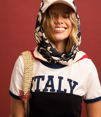 Lenço Acetinado com Estampa de Folhagens