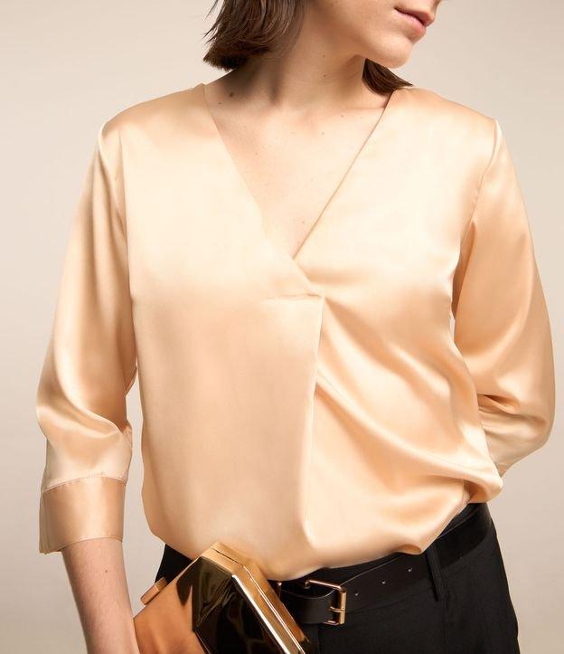 Blusa em Tecido Acetinado com Decote V e Prega Frontal - 2